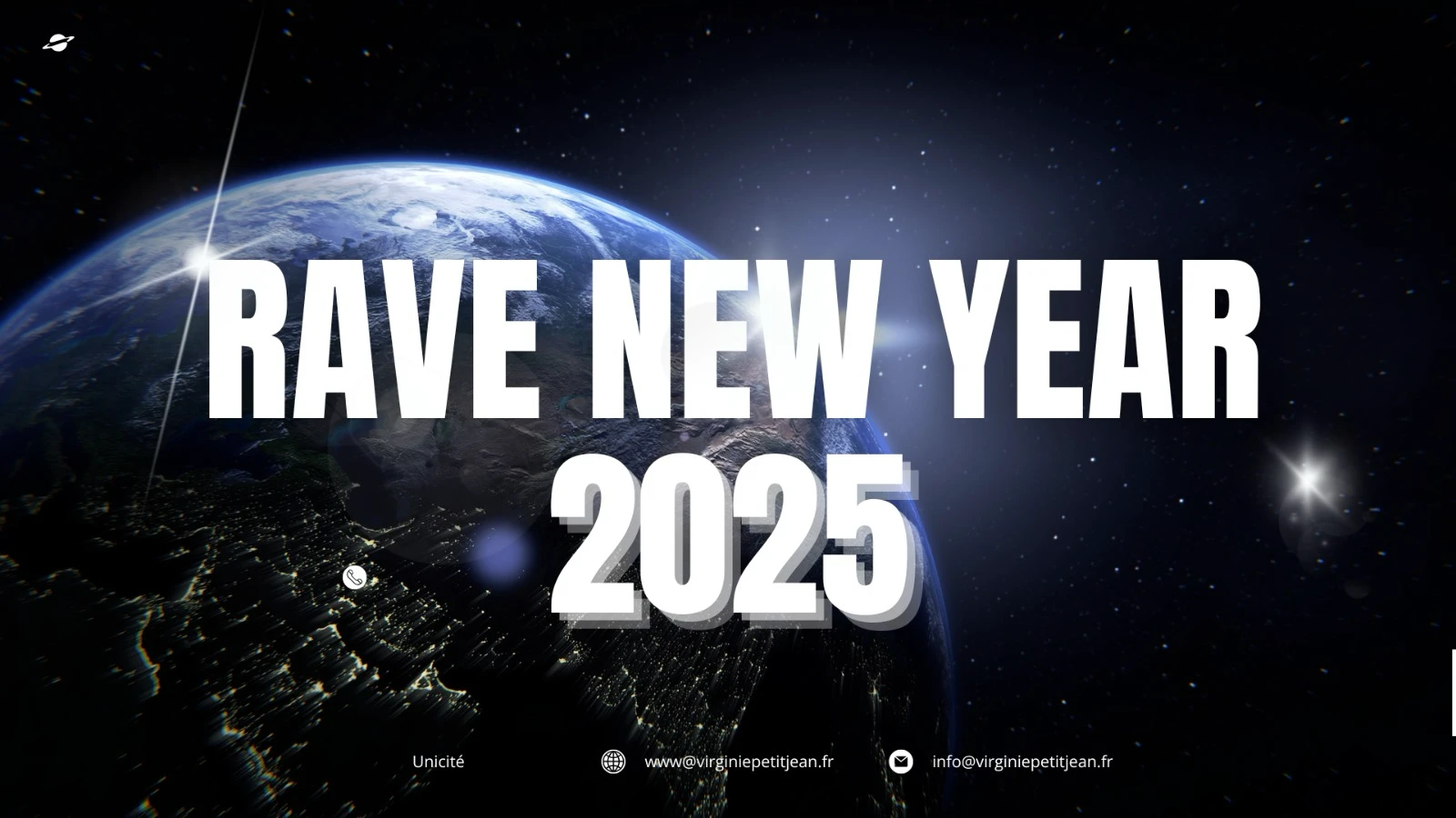 Visuel de la conférence "Rave New Year 2025" avec une vue spectaculaire de la Terre illuminée depuis l'espace, accompagnée d'un texte en grandes lettres blanches. L'image évoque un événement global, une réflexion cosmique et un renouveau pour l'année 2025. Contact et site web affichés en bas de l'image.