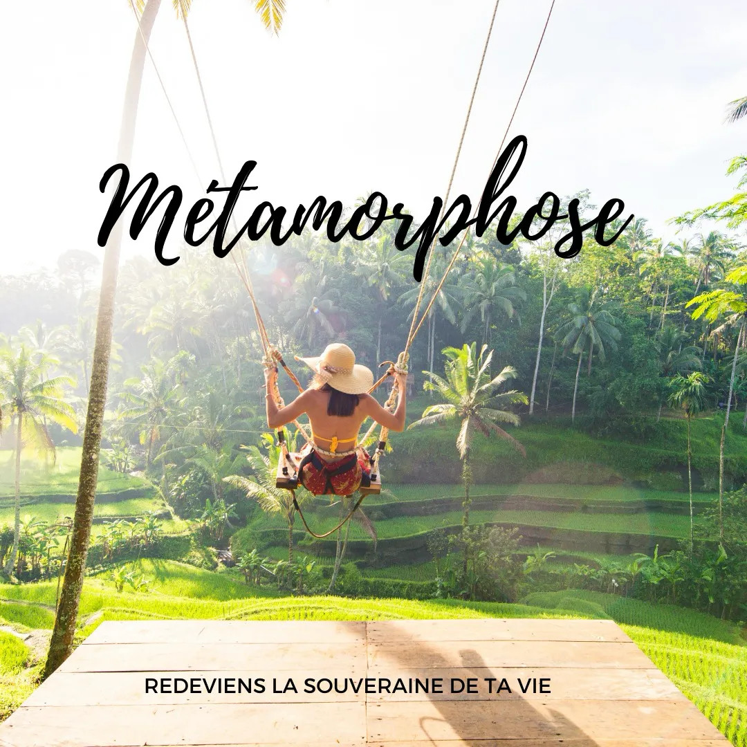 Une femme assise sur une balançoire face à un paysage tropical luxuriant baigné de lumière, accompagnée du texte "Redevins le souverain(e) de ta vie". L'image symbolise la transformation, l'épanouissement personnel et la liberté.