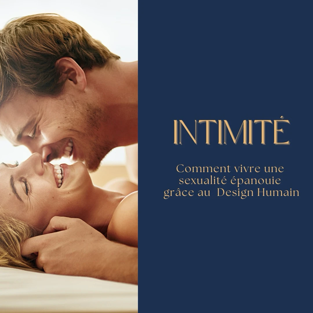 Visuel du programme "Intimité" illustrant un couple heureux et souriant partageant un moment de complicité, accompagné d'un fond bleu élégant avec le texte "Comment vivre une sexualité épanouie grâce au Design Humain". L'image évoque l'harmonie, la connexion et l'épanouissement dans la relation intime.