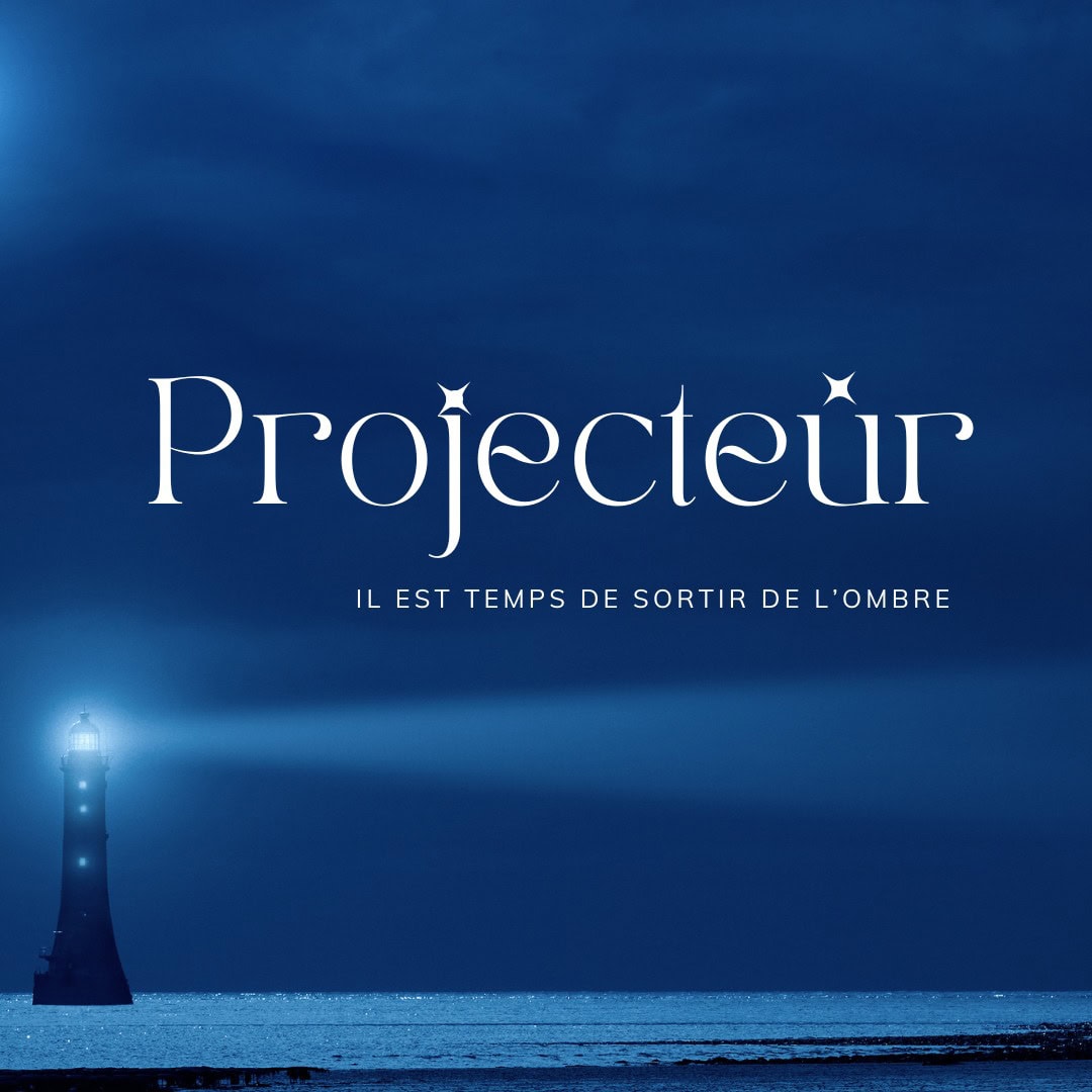 Visuel du programme "Projecteur" avec un phare illuminé dans une nuit bleue sombre, projetant un faisceau de lumière sur l'océan. Le texte "Projecteur - Il est temps de sortir de l'ombre" est centré, symbolisant la clarté, l'orientation et l'éveil personnel.