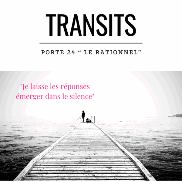 Personne debout au bout d’un ponton avançant sur une étendue d’eau calme, symbolisant l’attente silencieuse et la contemplation intérieure. Citation : “Je laisse les réponses émerger dans le silence.” Illustration du transit de la Porte 24 en Design Humain, associée au processus mental du retour intérieur et de l’inspiration spontanée.