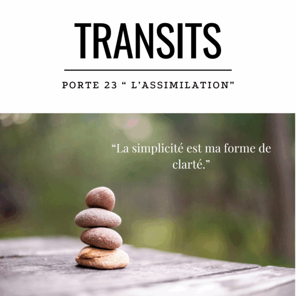 Empilement de pierres lisses sur une table en bois, symbolisant l’équilibre, la simplicité et la stabilité. Citation : “La simplicité est ma forme de clarté.” Illustration du transit de la Porte 23, située dans le Centre de la Gorge, en lien avec l’expression mutative, le langage unique et la révélation soudaine de sens.