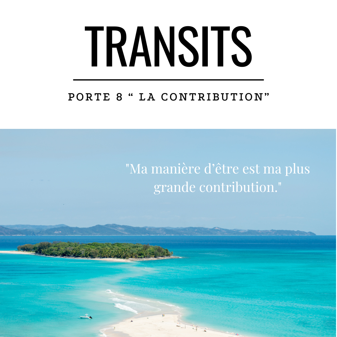 Vue d’une plage turquoise avec une île en fond, symbolisant la singularité et l’émergence. Citation : “Ma manière d’être est ma plus grande contribution.” Illustration du transit solaire de la Porte 8 en Design Humain, liée à l’expression individuelle et à l’inspiration personnelle partagée avec le collectif.