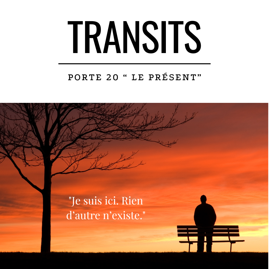 Silhouette d’un homme assis sur un banc face à un ciel rougeoyant au coucher du soleil. Citation : “Je suis ici. Rien d’autre n’existe.” Illustration du transit solaire de la Porte 20, représentant la pleine conscience, la présence à soi, et l’expression spontanée du moment présent depuis le centre de la Gorge.