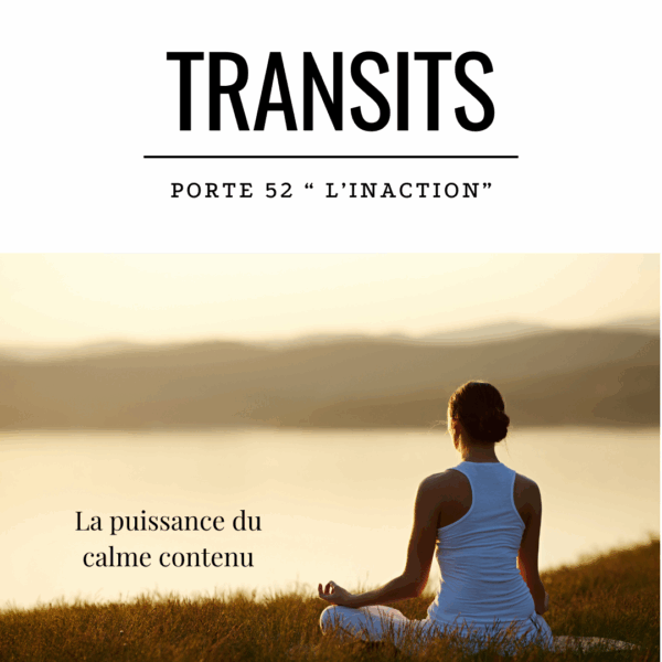 Femme assise en méditation face à un paysage calme au coucher du soleil, illustrant l’énergie paisible, stable et centrée de la Porte 52 du Design Humain, symbole d’inaction consciente et de présence intérieure.