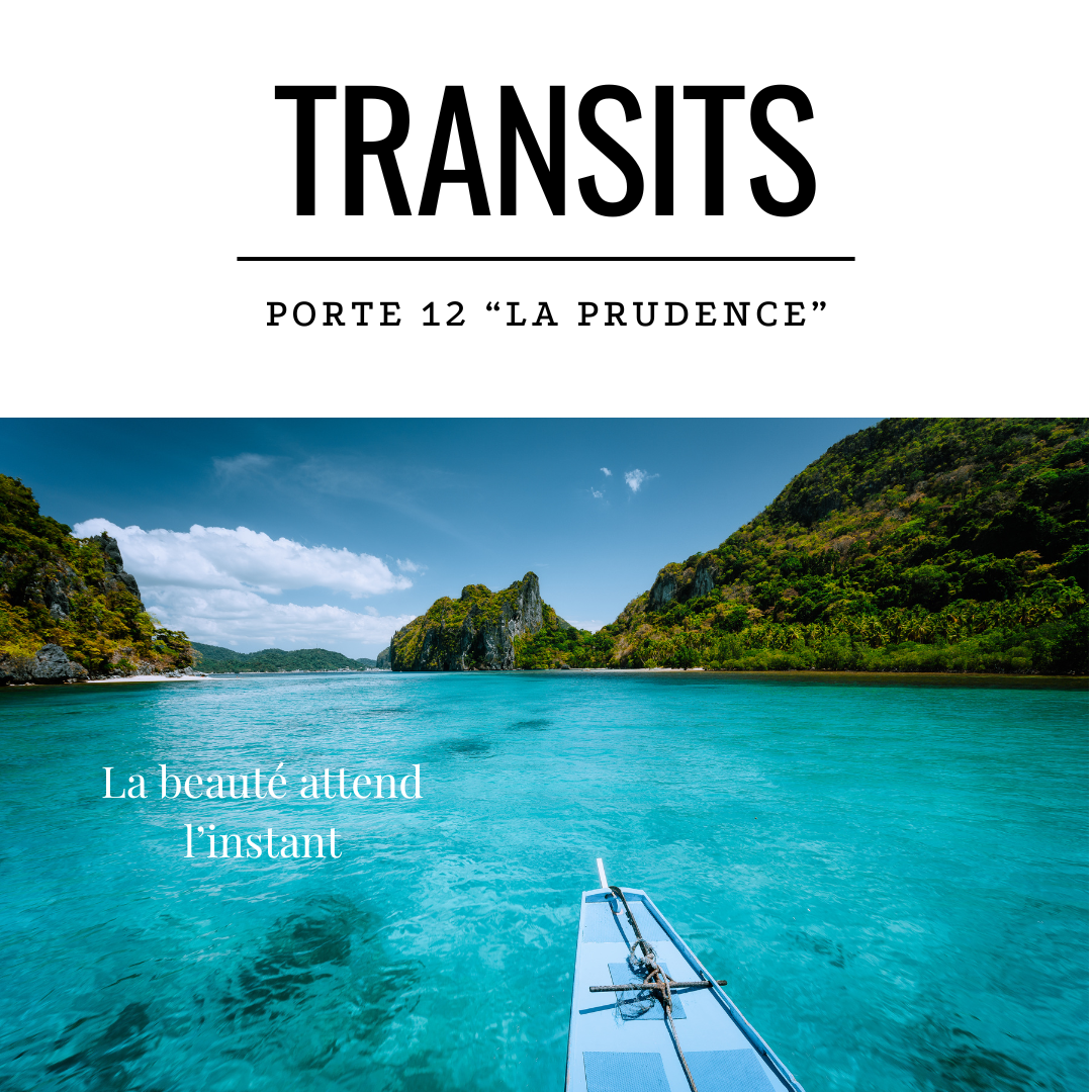 Image d’un lagon turquoise entouré de montagnes verdoyantes avec un ciel bleu dégagé ; en surimpression, le texte « La beauté attend l’instant », en lien avec la Porte 12 du Design Humain.