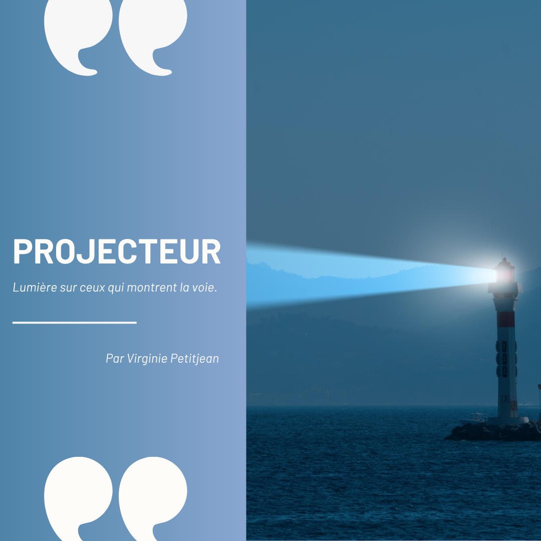 Phare éclairant l’horizon au crépuscule – métaphore du Projecteur en Design Humain, guide et éclaireur des énergies.