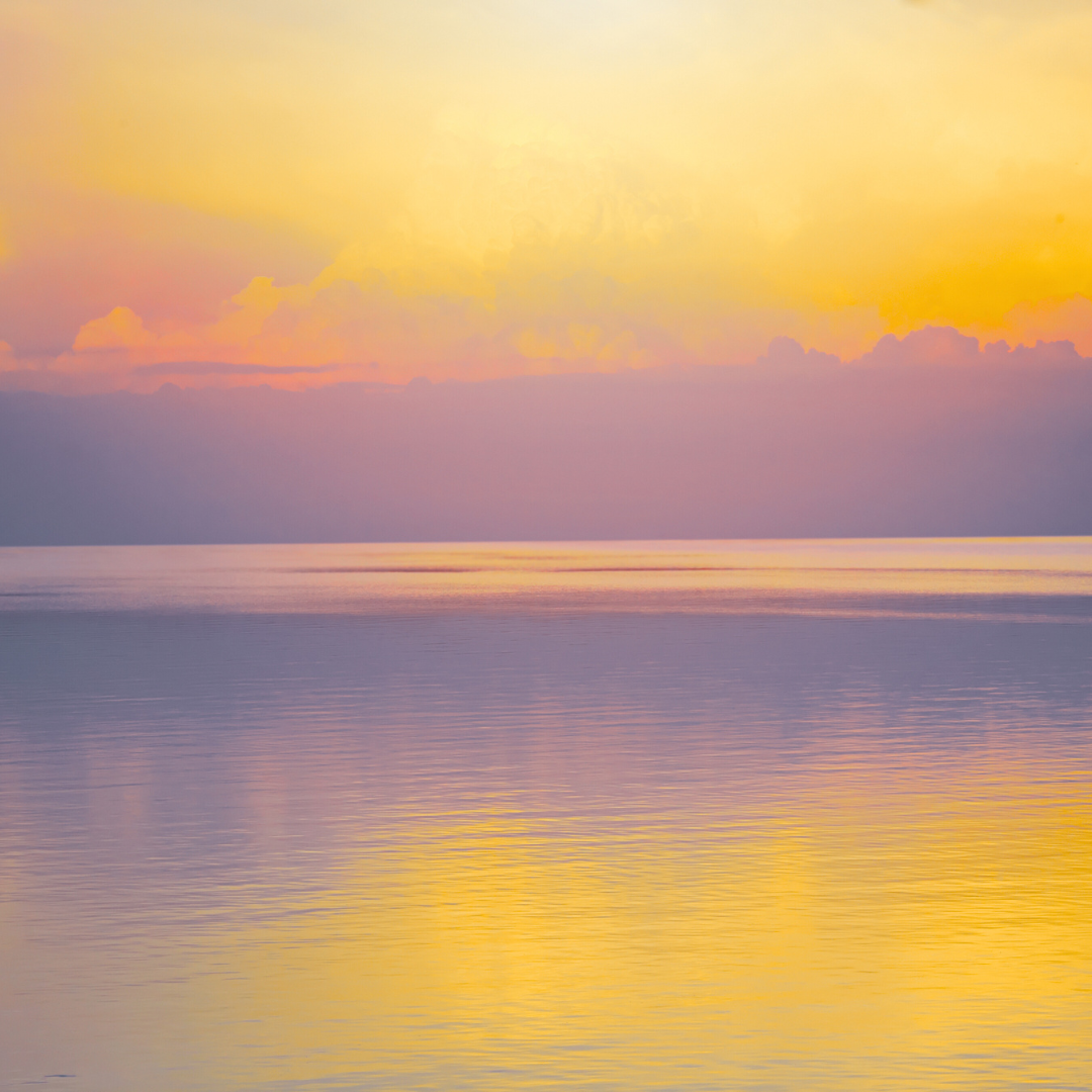 Coucher de soleil doré sur océan calme évoquant la paix profonde du Manifesteur en Design Humain