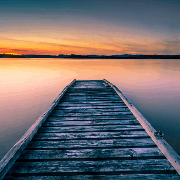 Ponton paisible au coucher du soleil symbolisant la paix intérieure du Manifesteur en Design Humain