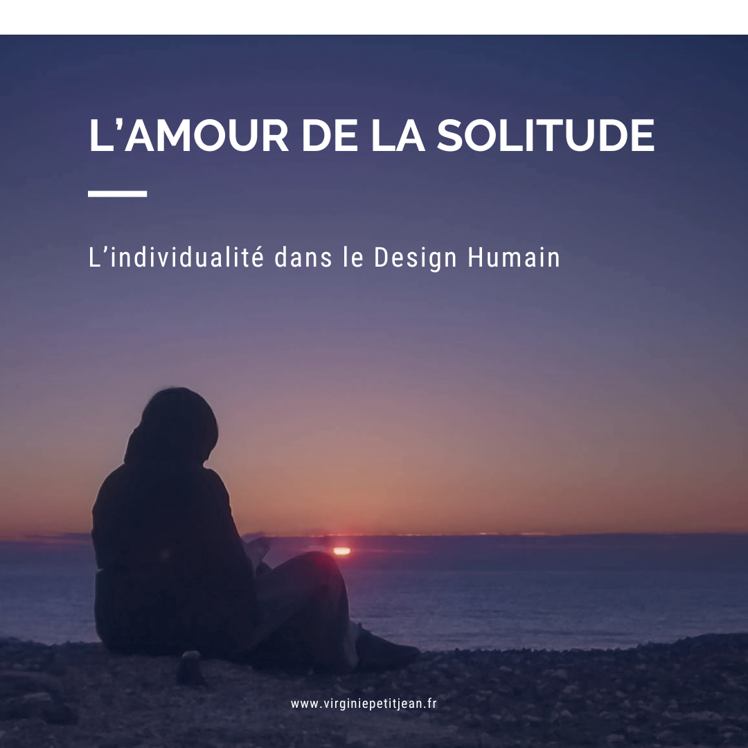 Ombre d'une personne sur une plage face à un coucher de soleil illustrant l'amour de la solitude