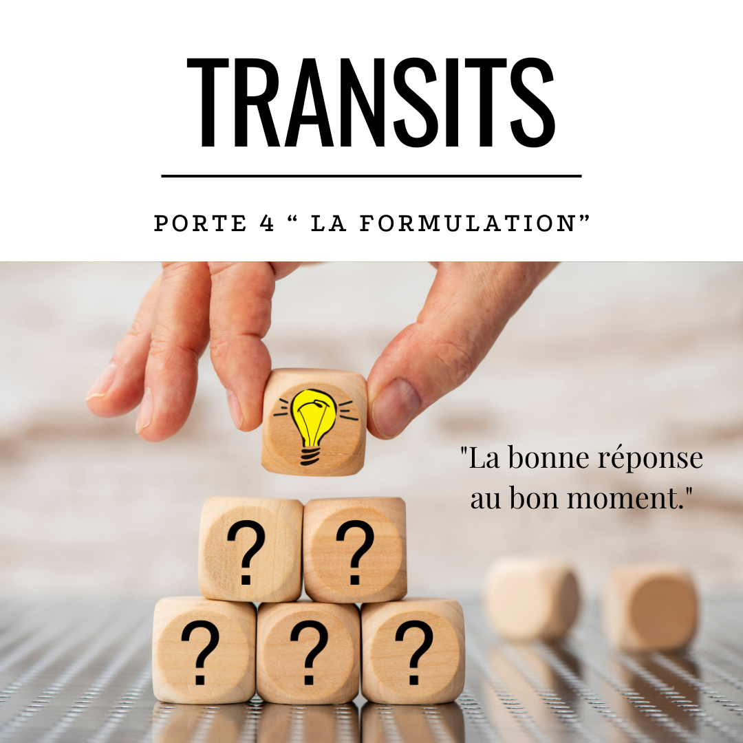 Transit solaire porte 4 la formulation - cubes en bois avec points d'interrogation et ampoule avec citation sur les bonnes réponses