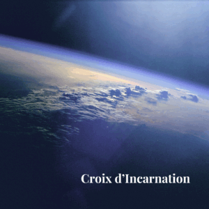 Vue de la Terre depuis l'espace montrant la courbure de la planète avec des nuages blancs, l'atmosphère bleue lumineuse et l'obscurité de l'espace, accompagnée du titre "Croix d'Incarnation" en lettres blanches élégantes.