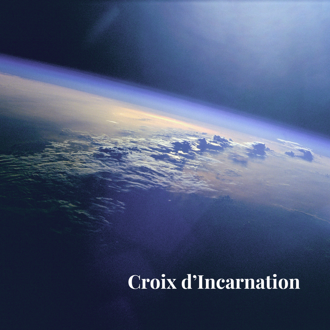 Vue de la Terre depuis l'espace montrant la courbure de la planète avec des nuages blancs, l'atmosphère bleue lumineuse et l'obscurité de l'espace, accompagnée du titre "Croix d'Incarnation" en lettres blanches élégantes.