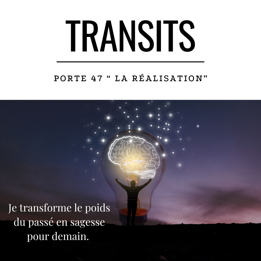 Visuel représentant le transit en Porte 47 “La Réalisation” en design humain. Une silhouette humaine se tient dans une grande ampoule, face à un cerveau illuminé et entouré d’étoiles, avec la citation : « Je transforme le poids du passé en sagesse pour demain