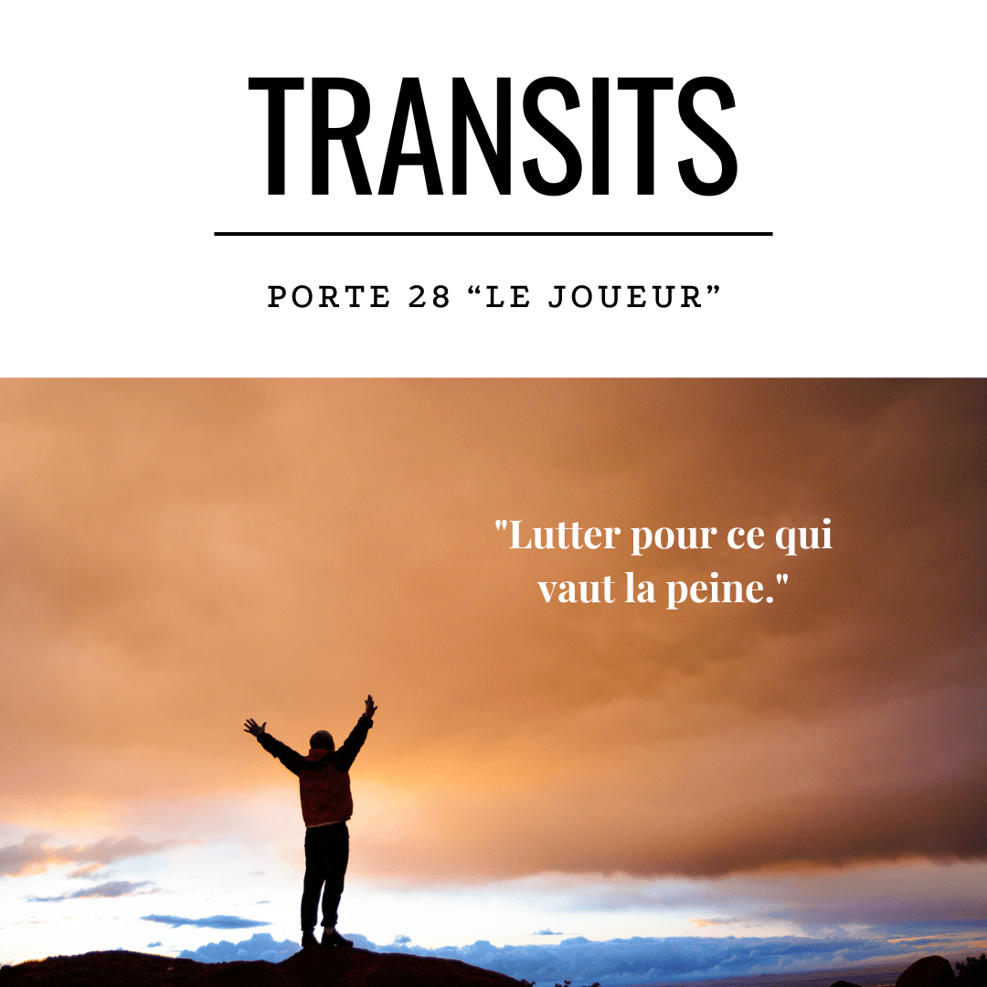 Transit solaire porte 28 le joueur - silhouette bras levés en victoire face au ciel dramatique avec citation sur la lutte