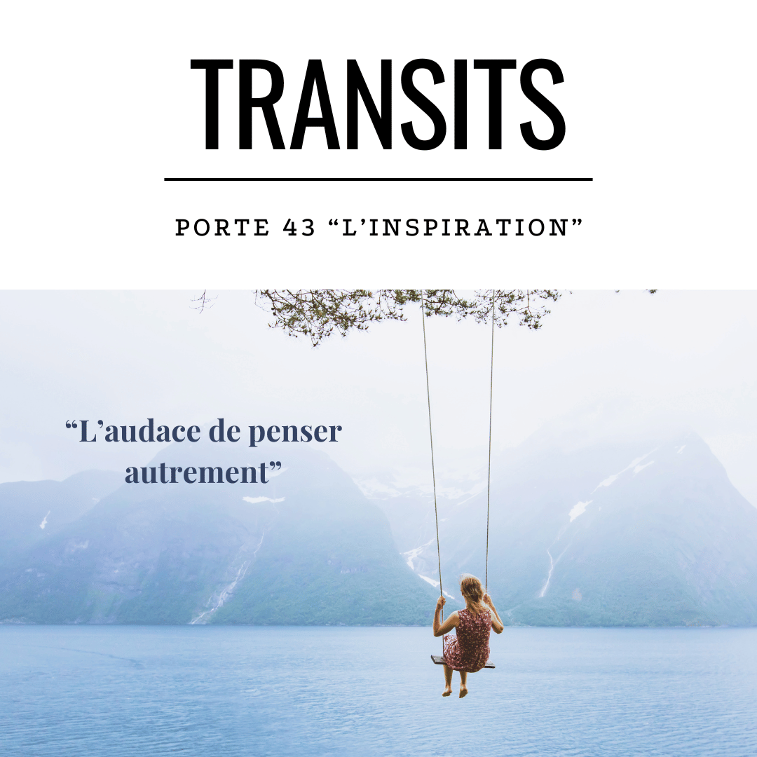 Image d’une femme assise sur une balançoire suspendue à un arbre, face à un paysage de montagnes et de lac. L’image évoque la liberté de pensée et la contemplation. Le texte indique : Transits — Porte 43 “L’inspiration” avec la phrase : L’audace de penser autrement.