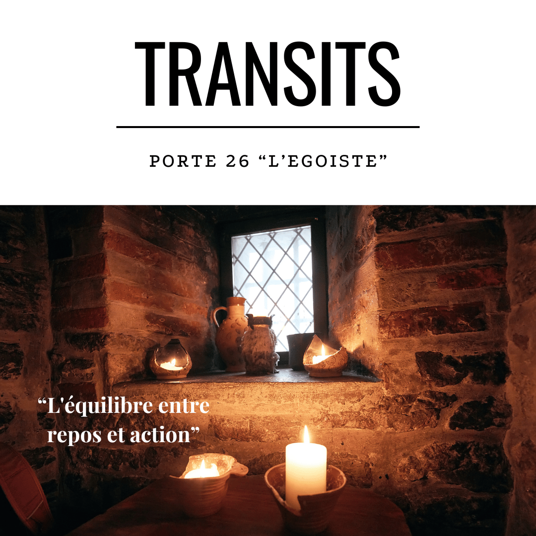 Image d'une fenêtre médiévale avec des poteries en terre cuite et des bougies allumées sur un rebord de pierre dans une pièce aux murs de briques anciennes. Texte superposé : "TRANSITS - PORTE 26 'L'EGOISTE' - L'équilibre entre repos et action"