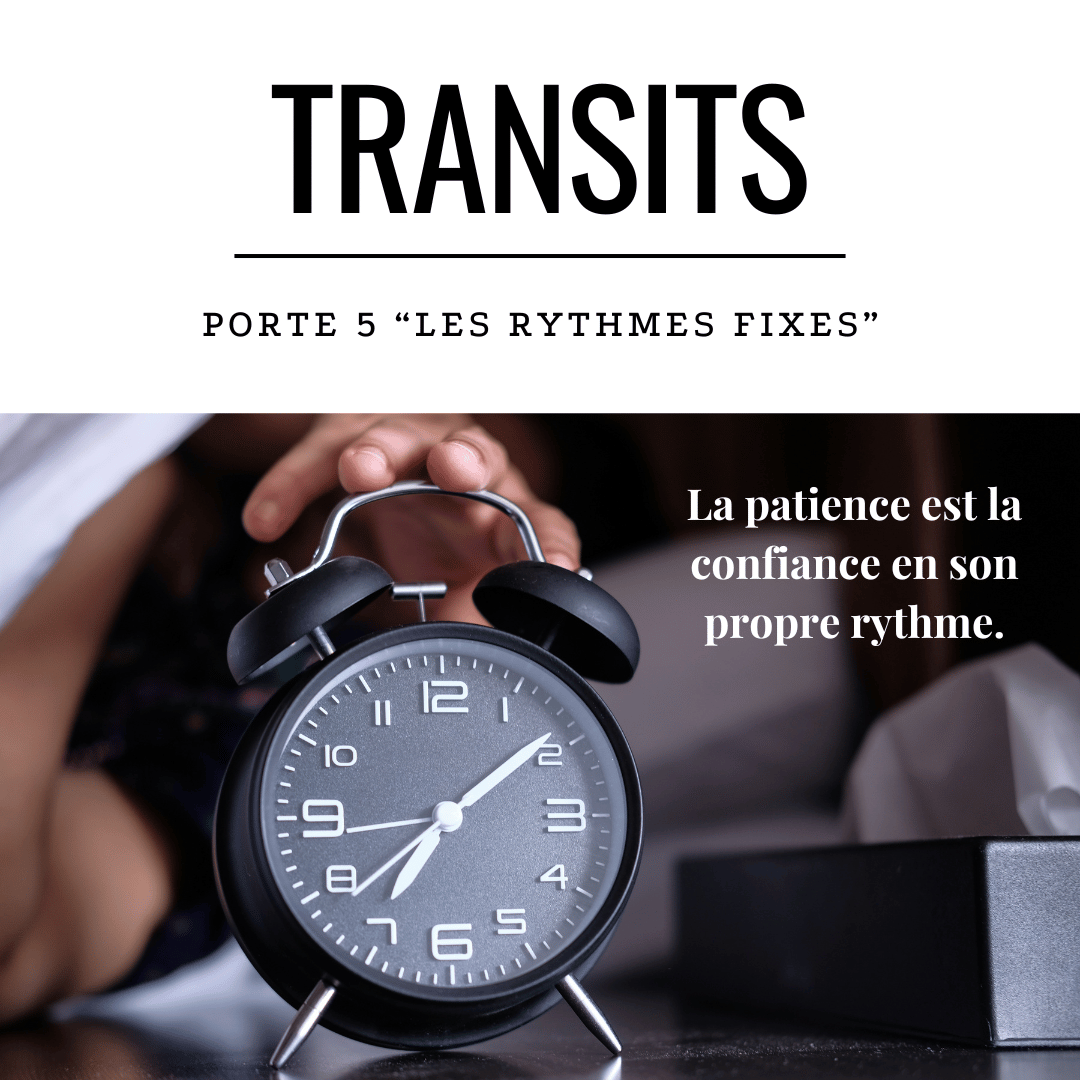 Main tenant un réveil vintage noir sur table de nuit - Transit porte 5 Design Humain les rythmes fixes